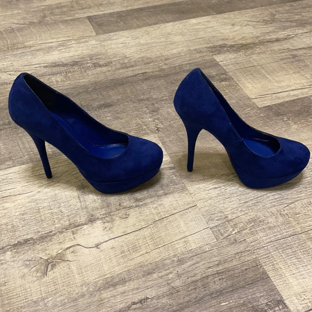 Super cute blue suede heels for woman!